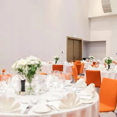 Radisson Blu Hotel, מלון לרנקה