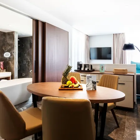 Radisson Blu Hotel, מלון 5*