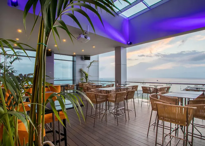 Radisson Blu Hotel, 5* Larnaca