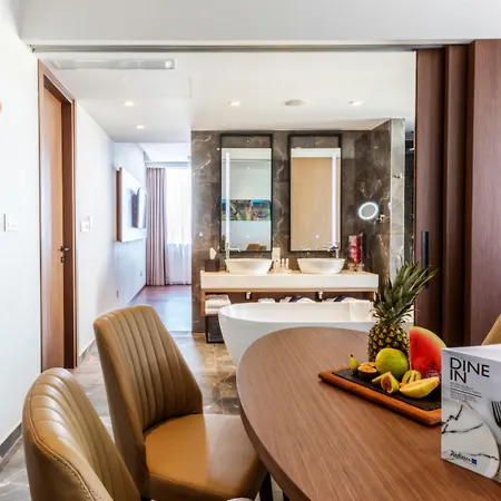 Radisson Blu Hotel, Hotel